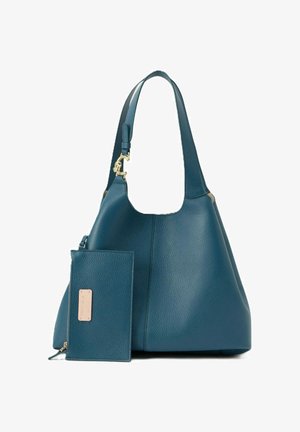 Borsa a spalla in pelle turchese con tracolla larga e dettagli in oro, accompagnata da pochette abbinata turchese con etichetta beige.