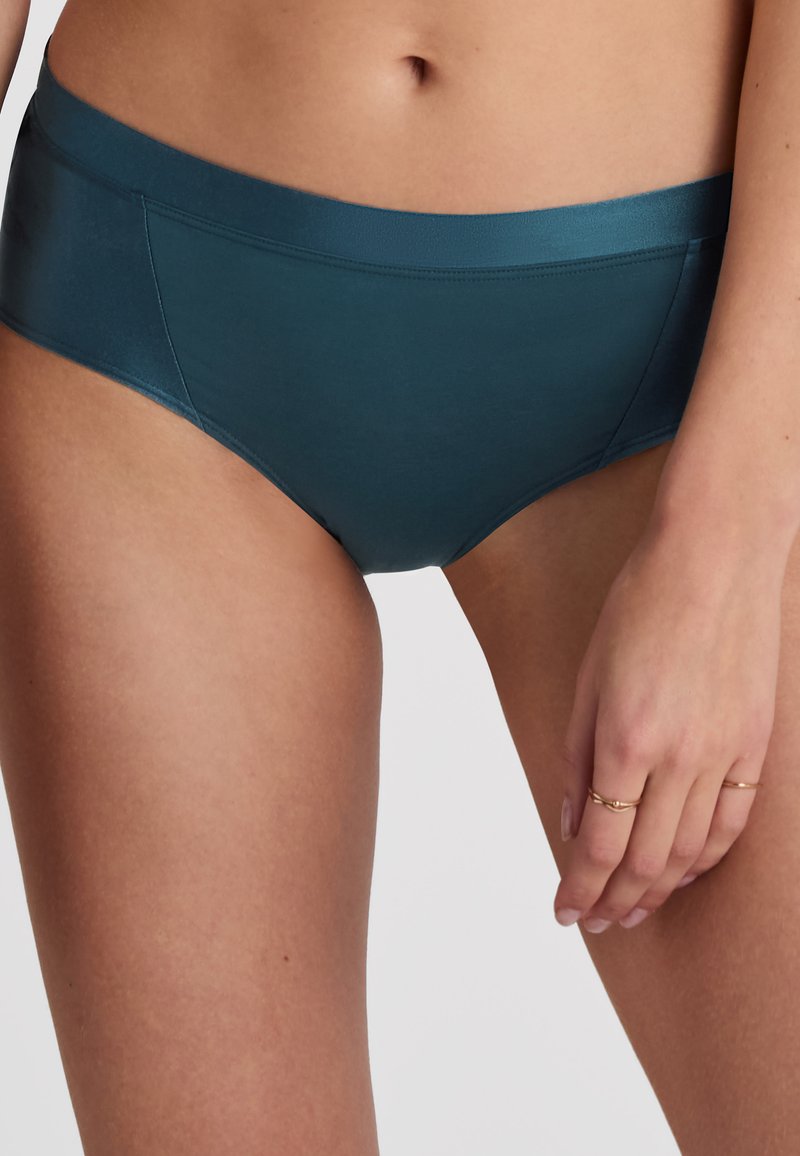 Teal stoffen hipster onderbroek met een gladde textuur, brede tailleband en subtiele zijpaneeldetails, ontworpen voor comfort en pasvorm.