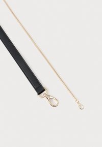 Melnas ādas siksniņa ar zeltītām detaļām un omāklā ķēdi, līdzīga zeltītā aizdare.