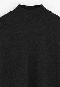 Pulóver de punto gris oscuro con cuello alto. Presenta un sutil detalle perforado a lo largo del escote y una textura suave y lisa.