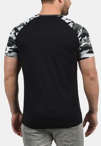 Must have mustelka, miselainsus, kumufi ahan farvusorumpan köhu ja  kõhu lõpp punjahe punjaga.