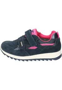 Marineblaues Wildleder-Sneaker mit pinken Akzenten, ausgestattet mit zwei Klettverschlüssen, einem strukturierten Obermaterial und einer gerippten Gummisohle für besseren Halt.