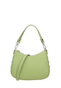 Groene leren handtas met een gebogen vorm, voorzien van een korte handgreep en een afneembare schouderband. Soepele textuur met zilveren hardwareaccenten.