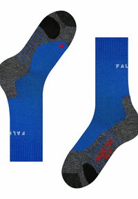 Calcetines azul y gris con un acento rojo. Presentan secciones de patrón texturizado, talón y puntera negros, puño acanalado y texto de marca en blanco.