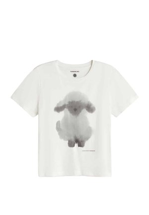 T-shirt bianco a maniche corte con una stampa morbida in stile acquerello grigia di un agnello seduto sulla parte anteriore.