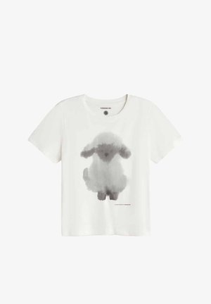 Weißes T-Shirt mit kurzen Ärmeln und einem sanften, grauen Aquarelldruck eines sitzenden Lamms auf der Vorderseite.