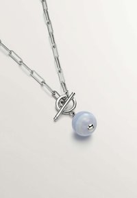 Collar de cadena de plata con un diseño de eslabones ovalados, que presenta una piedra redonda de color azul claro y un broche tipo toggle. Superficie lisa con un acabado brillante.