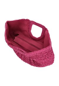 Borsa tote intrecciata magenta con superficie testurizzata, manici superiori arrotondati e tasca interna con cerniera e rivestimento liscio.