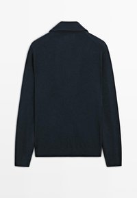 Tmavě modrý pletený svetr s límečkem, dlouhými rukávy a měkkou texturou, zobrazený zezadu bez viditelného loga.