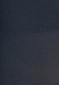 Tessuto grigio scuro con una superficie testurizzata, caratterizzato da un motivo tessuto fine. Transizioni morbide nell'ombreggiatura su tutto il materiale.