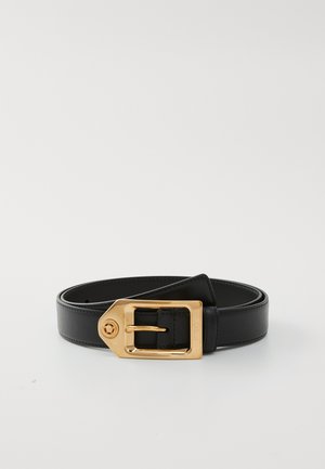 Ceinture en cuir noir avec une boucle en métal doré, présentant une forme carrée et un emblème décoratif. Texture lisse avec des bords renforcés.