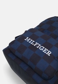 Tommy Hilfiger MONOTYPE CHECK BACKPACK UNISEX - Rucsac - space blue