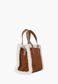 Borsa a tracolla in suede marrone con rifinitura in pelliccia sintetica bianca, doppio manico in pelle marrone, forma rettangolare e dettaglio logo in rilievo sulla parte anteriore.