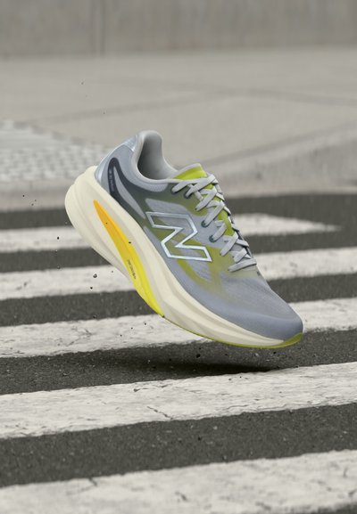 New Balance SUPERCOMP REBEL V1