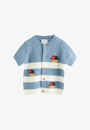 Lyseblå strikket kortærmet cardigan med hvide striber, træknapper og broderede både i rødt og marineblåt på forsiden.