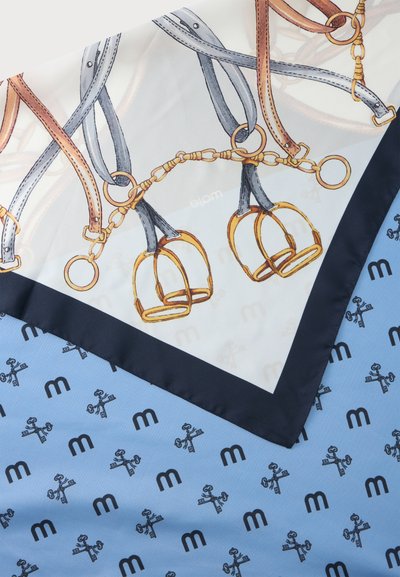 Foulard en soie avec imprimé équipement équestre comprenant des étriers, des sangles et des chaînes sur fond blanc, bordé d’un motif bleu marine et bleu avec des clés et la lettre M.