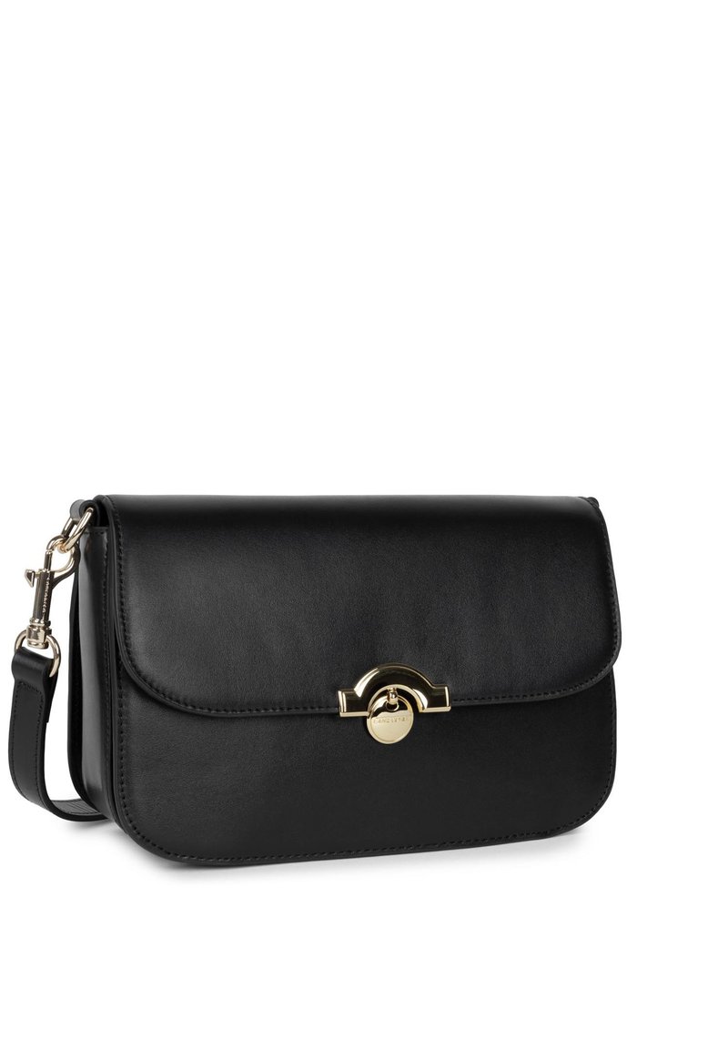 Bolso de mano de cuero negro con un diseño elegante, herrajes dorados, cierre de solapa y una correa de hombro ajustable. Textura suave sin patrones.