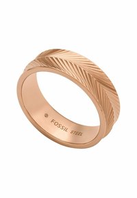 Ring aus rosévergoldetem Edelstahl mit einem strukturierten, schrägen Chevron-Muster. Innen ist der Markenname "FOSSIL STEEL" eingraviert. Glatte Oberfläche.