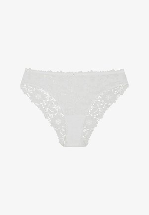 Białe koronkowe majtki z kwiatowymi wycięciami, gładkim paskiem w talii oraz falbankami dla dodatkowej faktury i detali.