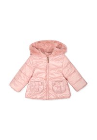 Chaqueta acolchada rosa con capucha forrada de pelaje sintético, cierre con cremallera en el frente y dos bolsillos frontales con lazos decorativos. Material suave y brillante.