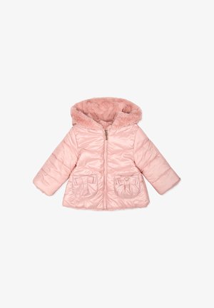 Chaqueta acolchada rosa con capucha forrada de pelaje sintético, cierre con cremallera en el frente y dos bolsillos frontales con lazos decorativos. Material suave y brillante.