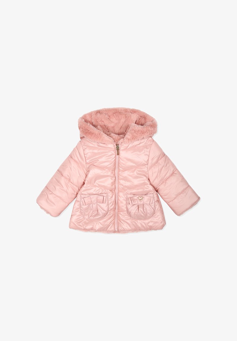Chaqueta acolchada rosa con capucha forrada de pelaje sintético, cierre con cremallera en el frente y dos bolsillos frontales con lazos decorativos. Material suave y brillante.