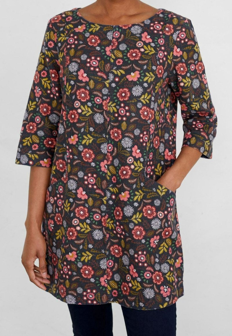 Blommig tunika med rundad halsringning, trekvartslånga ärmar och fickor. Har en mörk bakgrund med rosa, lila och gröna mönster.