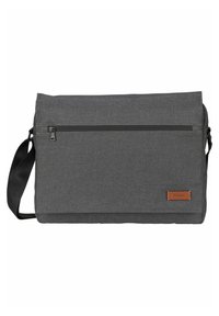 Bolso messenger de tela gris con un bolsillo frontal con cremallera, correa ajustable y etiqueta de acento de cuero. Forma rectangular con una textura suave.