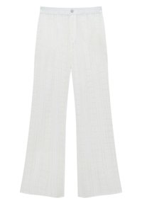 Pantalones anchos y blancos con un patrón texturizado y un cierre de botón en la cintura. Fabricados en un material ligero.