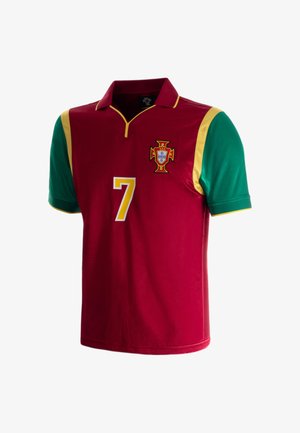Rood-groen Portugees voetbalshirt met gele biezen, nummer 7 op de voorkant en nationaal embleem op de linkerborst. Geen persoon zichtbaar.