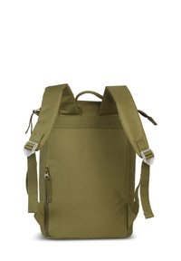 Sac à dos vert olive fabriqué en tissu durable ; il possède des bretelles rembourrées, une poche zippée et une poignée supérieure pour un transport facile.