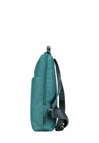 Sac en tissu turquoise avec fermeture éclair, profil slim, poche latérale et bandoulière réglable avec logo. Texture lisse et design minimal.