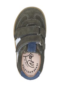 Grüner Wildlederschuh mit zwei verstellbaren Klettverschlüssen, weißem Seitenfeld, blauem Akzent an der Ferse, abgerundeter Form und strukturierter Gummisohle.