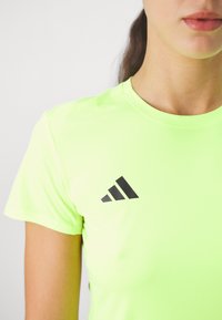 adidas Performance ADIZERO TEE - Tekninen t-paita - lucid lemon