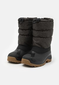 Černé zimní boty s prošívaným textilním svrškem, gumovou spodní částí a hnědou texturovanou podrážkou. Vybaveny nastavovacím šňůrkovým stahováním na vrchu.