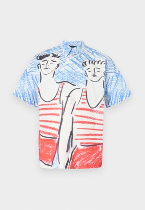 Polo s kratkimi rokavi z gumbom, ki ima modro ozadje z rdeče-bele črtaste oblike, ilustrirane figure in sproščen kroj.