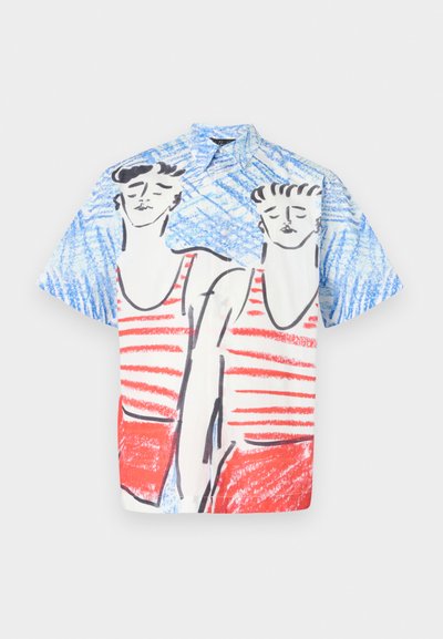Camisa de manga corta con botones que presenta un fondo azul con un diseño de rayas rojas y blancas, figuras ilustradas y un ajuste relajado.