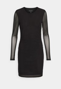 Robe noire avec de longues manches transparentes, corsage ajusté et détails froncés à la taille. Texture lisse, décolleté rond et ourlet hauteur genou.