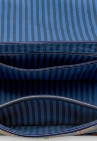 Blauw gestreepte binnenkant van een tas met meerdere compartimenten en een gestructureerde rand. De stof lijkt glad met een consistent patroon.