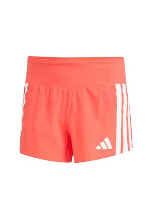 Pantalones cortos deportivos color coral con una cinturilla ancha, que presentan tres franjas blancas verticales a los lados y un logo de Adidas en la parte inferior derecha.