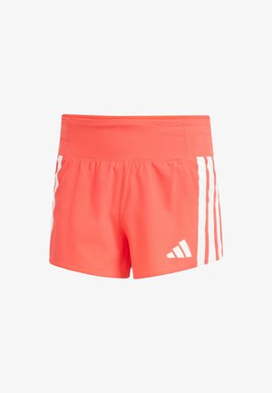 Pantalones cortos deportivos color coral con una cinturilla ancha, que presentan tres franjas blancas verticales a los lados y un logo de Adidas en la parte inferior derecha.