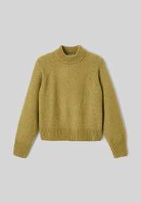 Pull tricoté en vert olive, avec un col rond, des poignets et une taille côtelés, et un tissu doux et texturé avec des manches raglan.