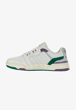 Sneaker con tomaia in pelle bianca, accenti in rete grigia, suola in gomma verde e viola, con pannelli sovrapposti e lacci piatti.
