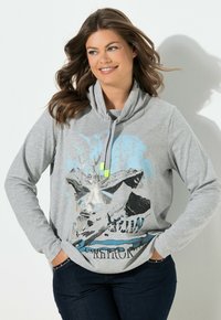 Šedá mikina s kapucí a grafickým designem zobrazujícím hory a abstraktní tvary v modré a metalické barvě, šňůrky s neonovými akcenty.