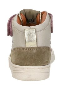 Kinder high-top sneaker met beige suède hiel, witte zool, metallic trekknoop en roze stoffen banden aan de zijkanten, gezien vanuit de achterkant.