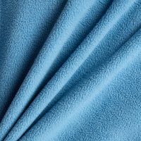 Teren de fleece de culoare albastru deschis, cu o suprafață moale și texturată, care arată variații subtile în culoare și adâncime datorită pliurilor drapate.