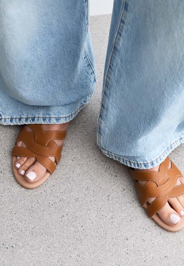 CUT OUT  - Riemensandalette - tan