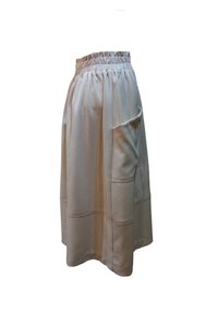 Falda midi beige con cintura elástica, tejido texturizado, bolsillo lateral y detalles de costura en contraste. Silueta acampanada.