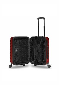 Valise rigide rouge avec intérieur noir, compartiments spacieux, sangles croisées et roues lisses. Poignée rétractable incluse.