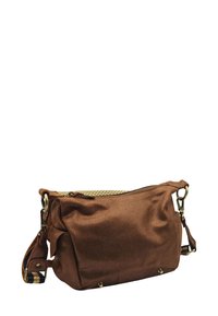 Sac à épaule en tissu brun avec un zip sur le dessus, quincaillerie dorée et une bandoulière rayée réglable. Texture lisse et forme légèrement souple.